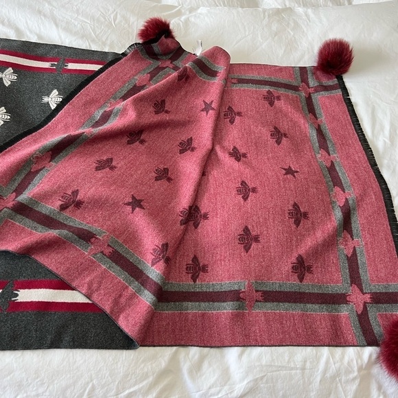 Peter Glenn Ski & Sports Scarf | BORDER POM FOX TRIM | Bumble Bees. - Picture 2 of 7